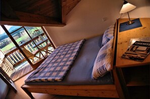 Fewo im Dachgeschoß, Sichtdachstuhl, 48 qm, 2 Pers., Vollholzmöbel, Südbalkon-Bett mit Blick auf den Balkon Ferienwohnung Schenk