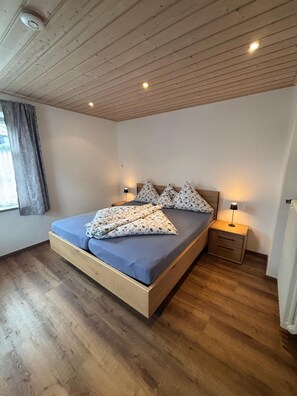 Ferienwohnung 2, 66qm, Balkon, Küche, 1 Schlafzimmer, Wohnzimmer, 1 Kinderzimmer-Schlafzimmer