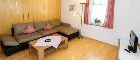 Ferienwohnung 2, 66qm, Balkon, Küche, 1 Schlafzimmer, Wohnzimmer, 1 Kinderzimmer-Wohnzimmer