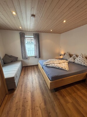 Ferienwohnung 2, 66qm, Balkon, Küche, 1 Schlafzimmer, Wohnzimmer, 1 Kinderzimmer-Schlafzimmer