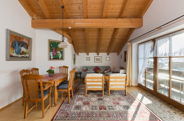 Ferienwohnung Zellerhorn, separates Schlafzimmer und West-Balkon, 70 qm-Wohnraum