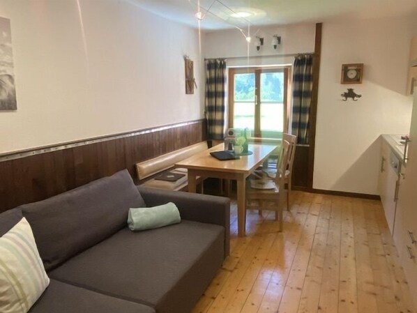 Familienzimmer 70qm, Balkon, 2 Zimmer, Dusche, WC und Wohnküche, WLAN, bis 5 P.-Gemütliche Wohnküche
