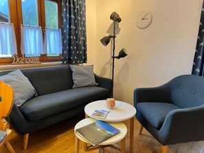 Ferienwohnung Nr. 5, 2-4 Personen, 47 qm, 2 Schlafzimmer, Balkon-Blick ins Wohnzimmer