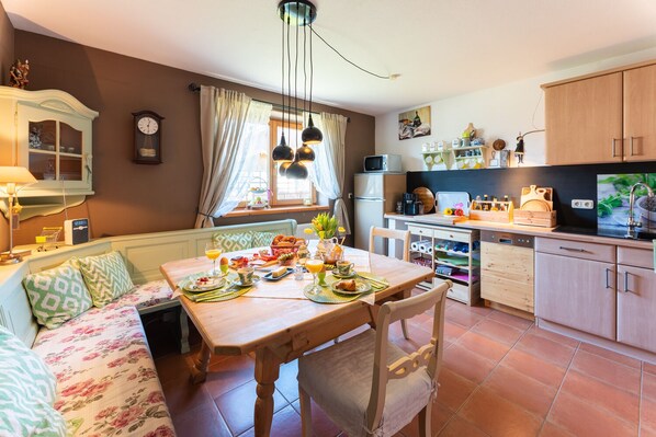 Erdgeschoß-Ferienwohnung "Lois" 115qm, 2 Schlafzimmer, Südterrasse-Ihre gemütliche Küche
