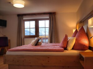 Ferienwohnung Mittagsscharte-Schlafzimmer mit herrlichem Bergblick