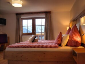 Ferienwohnung Mittagsscharte-Schlafzimmer mit herrlichem Bergblick