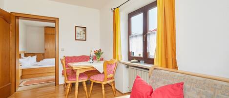 Ferienwohnung Raphael, 35 qm und Balkon-Wohnzimmer mit Blick in Schlafzimmer