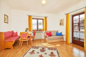 Ferienwohnung Raphael, 35 qm und Balkon-Wohnzimmer