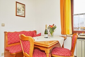 Ferienwohnung Raphael, 35 qm und Balkon-Esstisch