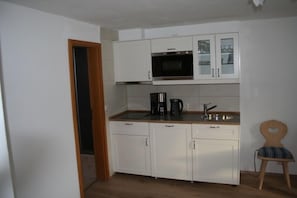 Ferienwohnung 1, 36qm, mit separatem Schlafzimmer, Dusche/WC, Balkon-Küche