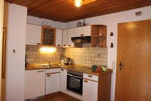 Ferienwohnung Nr. 2, 2-4 Pers. 1 Schlafzimmer,  Wohnküche, Dusche/WC, Balkon