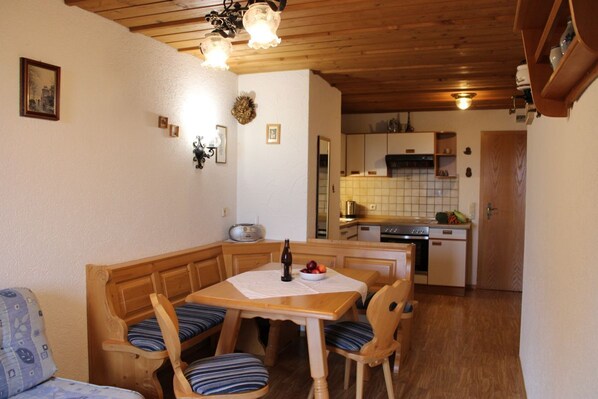 Ferienwohnung Nr. 2, 2-4 Pers. 1 Schlafzimmer,  Wohnküche, Dusche/WC, Balkon