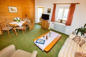 Ferienwohnung 6, 68qm, Balkon, Küche, 2 Schlafzimmer, 1 Wohnzimmer, max 4 Pers.-Wohnzimmer