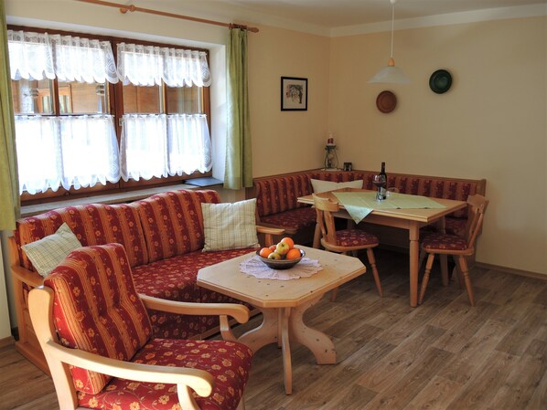 Ferienwohnung Nr. 2, 2 bis 4 Personen, 60 qm, 2 Schlafzimmer, Balkon-Essecke und Couchgarnitur im Wohnzimmer