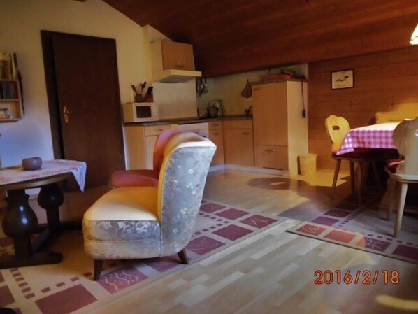 Ferienwohnung- 3 Personen, 58qm, 1 Schlafzimmer, Balkon, TV-Gemütliches Wohnzimmer mit Eckbank und gut ausgestatteter Kochnische