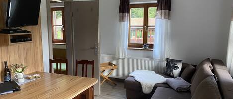 Ferienwohnung 65qm, 2 Schlafzimmer, Balkon, Kochnische, WLAN, max 4 Personen-gemütlicher Wohn/Essberreich