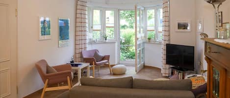 Komfortable 2-Zimmer Ferienwohnung 45 qm mit Terrasse und Bergblick-Wohnraum
