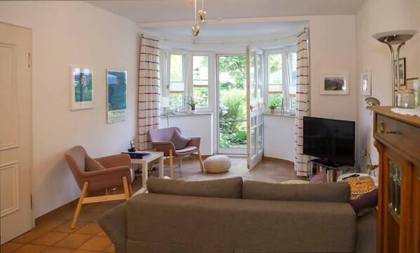 Komfortable 2-Zimmer Ferienwohnung 45 qm mit Terrasse und Bergblick-Wohnraum