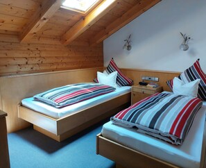 Ferienwohnung- 3 Personen, 40qm, 1 Schlafzimmer,  Balkon, WLAN-Schlafraum FeWo 1, gesamte Wäsche wird gestellt