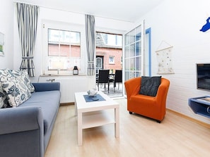 Wohnzimmer mit integriertem Küchenbereich
