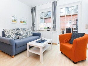 Wohnzimmer mit integriertem Küchenbereich