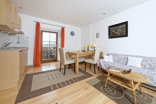 Ferienwohnung VII im Haupthaus 40 qm mit separatem Schlafzimmer und Balkon-Wohnraum mit Küchenzeile