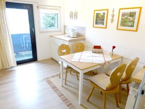 4 Raum-Ferienwohnung, 70qm, Wohnzimmer, Küche, Bad, Balkon (8)-Küche