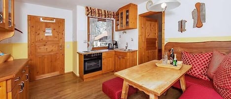 Ferienwohnung 4 -  47 m² für 2-3 Personen, 1 Schlafzimmer, Wohnküche mit Sitzgruppe und Süd-Balkon-Essbereich