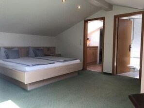 Ferienwohnung 1, 41qm, Balkon, 1 Schlafzimmer, Wohnzimmer, Küche, WLAN, FLat-TV-Schlafzimmer