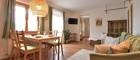 Ferienwohnung Kaiserblick 57qm im Erdgeschoss-Ferienwohnung Kaiserblick - Wohn-Esszimmer mit Terrassenzugang