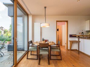 Rosengarten, 66 qm Souterrain, 2 separate Schlafzimmer, 2 Bäder-Esstisch