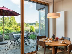 Rosengarten, 66 qm Souterrain, 2 separate Schlafzimmer, 2 Bäder-Esstisch Blick auf Terrasse