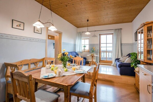 Ferienwohnung Kampenwand 55qm, 2 Schlafzimmer, Balkon-Wohlfühlen auf dem Möderlhof