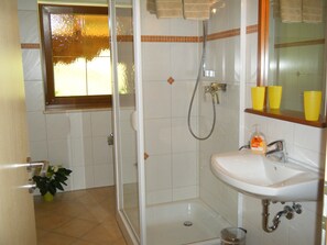 Ferienwohnung Geigelstein 65 qm, separates Schlafzimmer und Galerie, Südbalkon-Badezimmer Dusche/WC