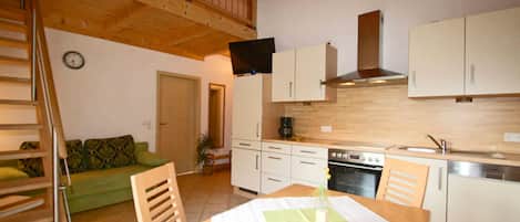 Ferienwohnung Geigelstein 65 qm, separates Schlafzimmer und Galerie, Südbalkon-Wohnraum mit offener Küchenzeile