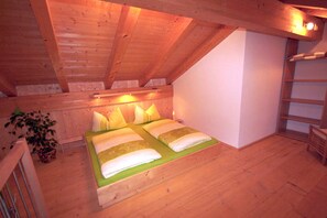 Ferienwohnung Geigelstein 65 qm, separates Schlafzimmer und Galerie, Südbalkon-Schlafzimmer Galerie