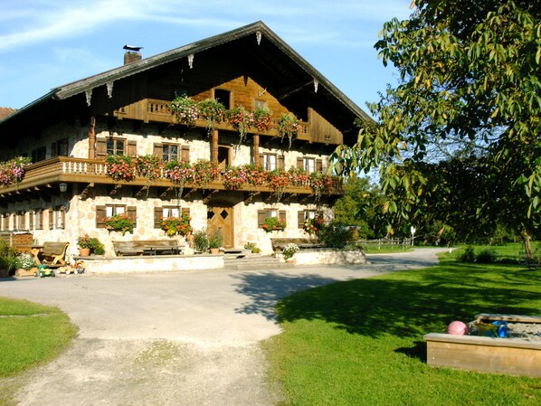 Ferienwohnung Bauernhaus Hochgernblick-Aussenansicht