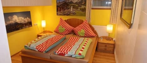 Ferienwohnung Souterrain für 1-2 Personen (ca. 35 qm)-Wohn-Schlafzimmer