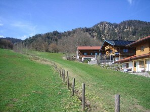 Landhaus Bachwinkl (DE Reit im Winkl) - Hildebrandt Elke - 7967121-Blick auf das Landhaus Bachwinkl (auf dem Foto ganz oben)