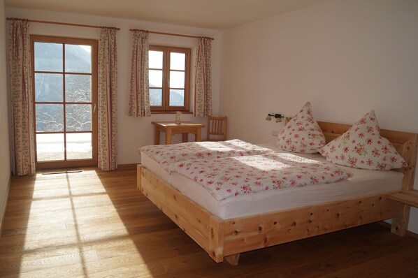 Ferienwohnung Heuberg mit 2 Schlafzimmern, Erdgeschoss, Küche, Terrasse, 71 qm-Schlafzimmer 1