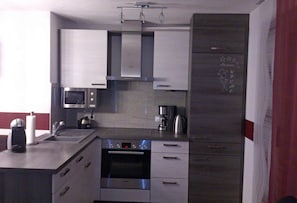 gemütliche Ferienwohnung 45m² mit Terrasse-Küche mit Spülmaschine und Backofen