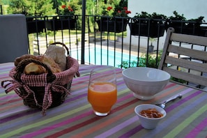 Petit déjeuner servi à l'extérieur quand le temps le permet