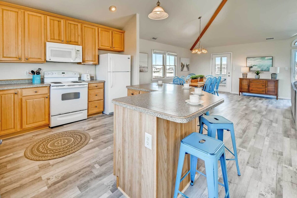 Oceanview Home Made for Fun! Dog Friendly with Pool, Hot Tub, Game Room, + Grill