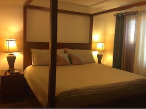 Bedroom by night....