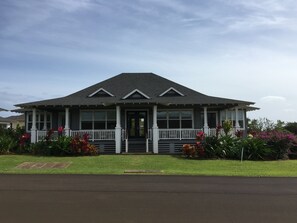 ST. SIDE MAIN HOUSE ; LANAI W/ SPA, BBQ, SEATING FOR 12; GORGEOUS MOUNTAIN VIEWS