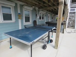 Ping Pong table with 4 paddles