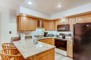 Kitchen Island with Bar - Kitchen with all the necessary items to entertain and  enjoy cooking with family and friends