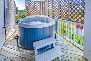 Surf-or-Sound-Realty-Windsurfer's-Dream-708-Hot-Tub