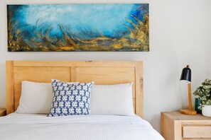 Master bedroom - Queen Bed with BIR
