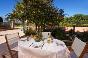 ENJOY YOUR DINNER OR BREAKFAST NEXT TO THE GARDEN